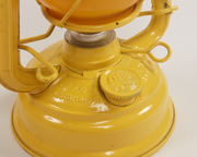 Lampe à pétrole jaune