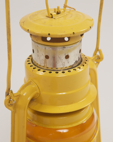 Lampe à pétrole jaune