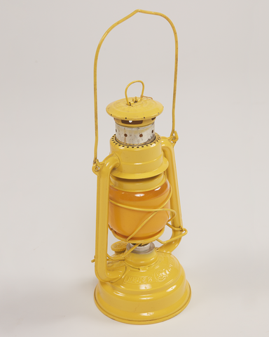 Lampe à pétrole jaune