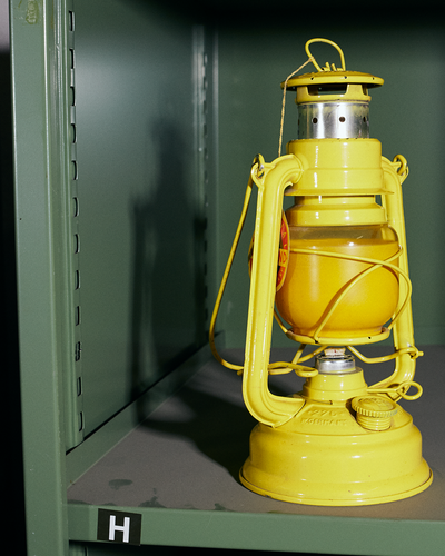 Lampe à pétrole jaune
