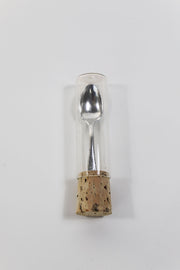Cuillère dans tube à essai