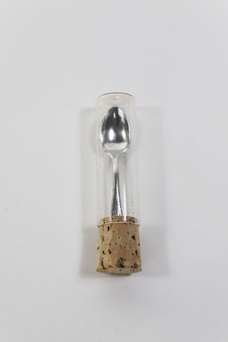 Cuillère dans tube à essai